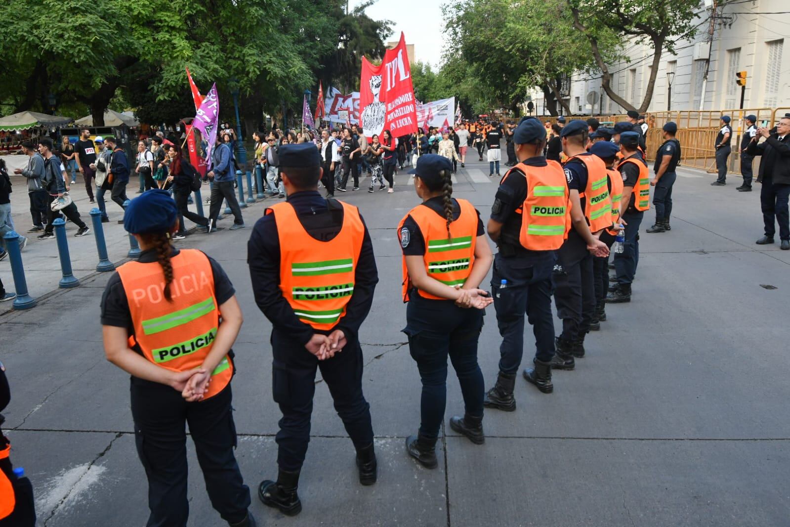 Manifestantes marcharon por el centro mendocino en contra de las medidas del Gobierno Nacional. Fuerte operativo policial. Foto: José Gutiérrez / Los Andes.