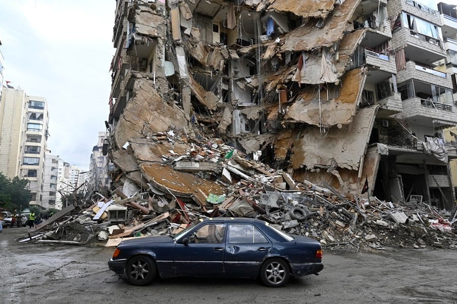 Escombros de un edificio dañado tras un ataque aéreo israelí en la zona de Tayouneh, al sur de Beirut, Líbano. EFE/EPA/WAEL HAMZEH