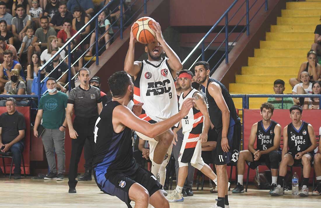 Final Básquet, San José vs. Atenas en el polideportivo Polimeni de Las Heras.  Foto: José Gutierrez