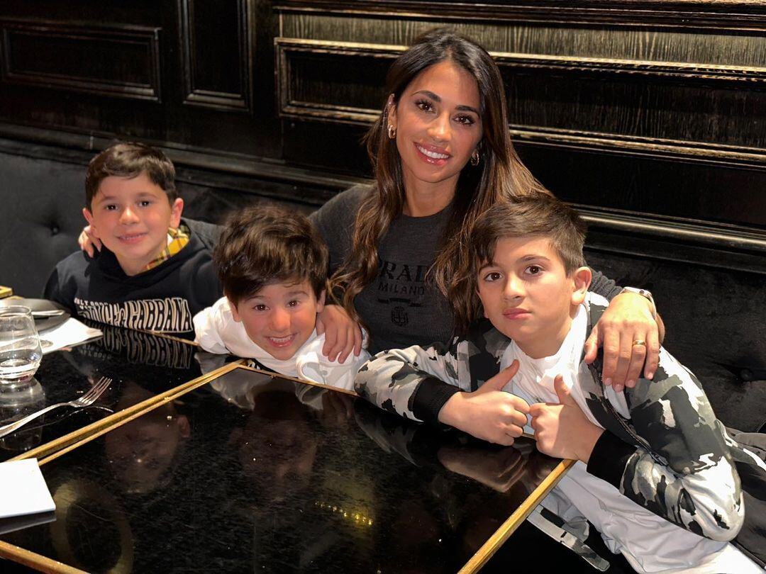 Antonela Roccuzzo llevó a sus hijos a almorzar a César, un restaurante de París.