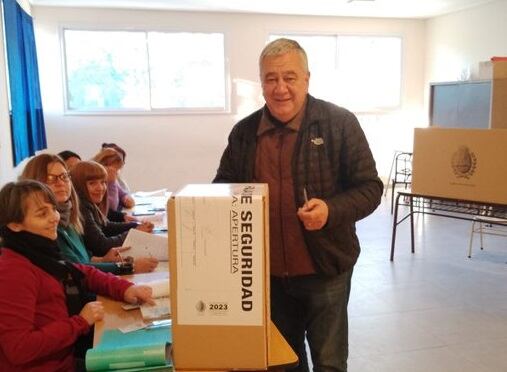 Rubén Miranda emitiendo su voto en Las Heras. Foto: Gentileza