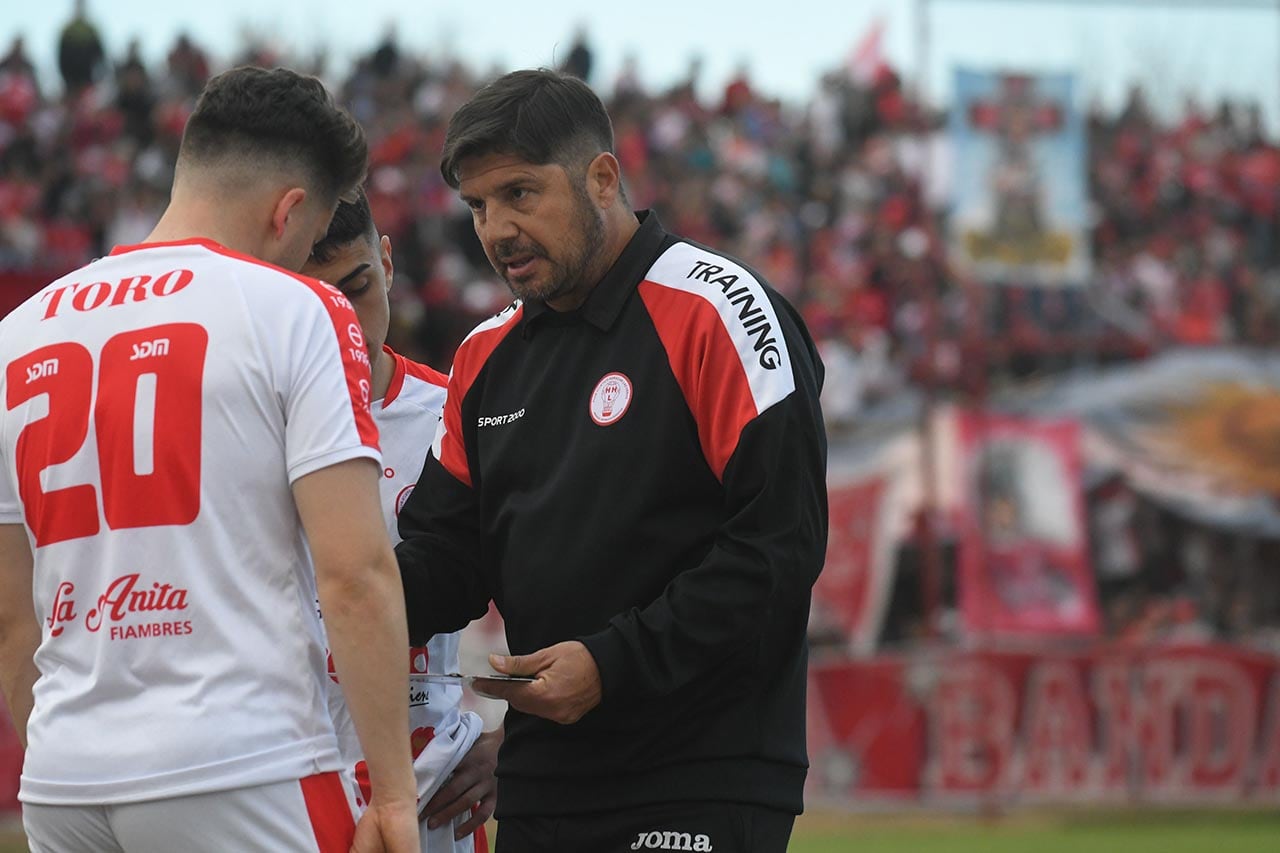 El "Cachorro" Abaurre habla con Nacho Pipistrelli, antes de su ingreso en el segundo tiempo, en el que el Globo volvió al triunfo. 
Foto: José Gutierrez / Los Andes 