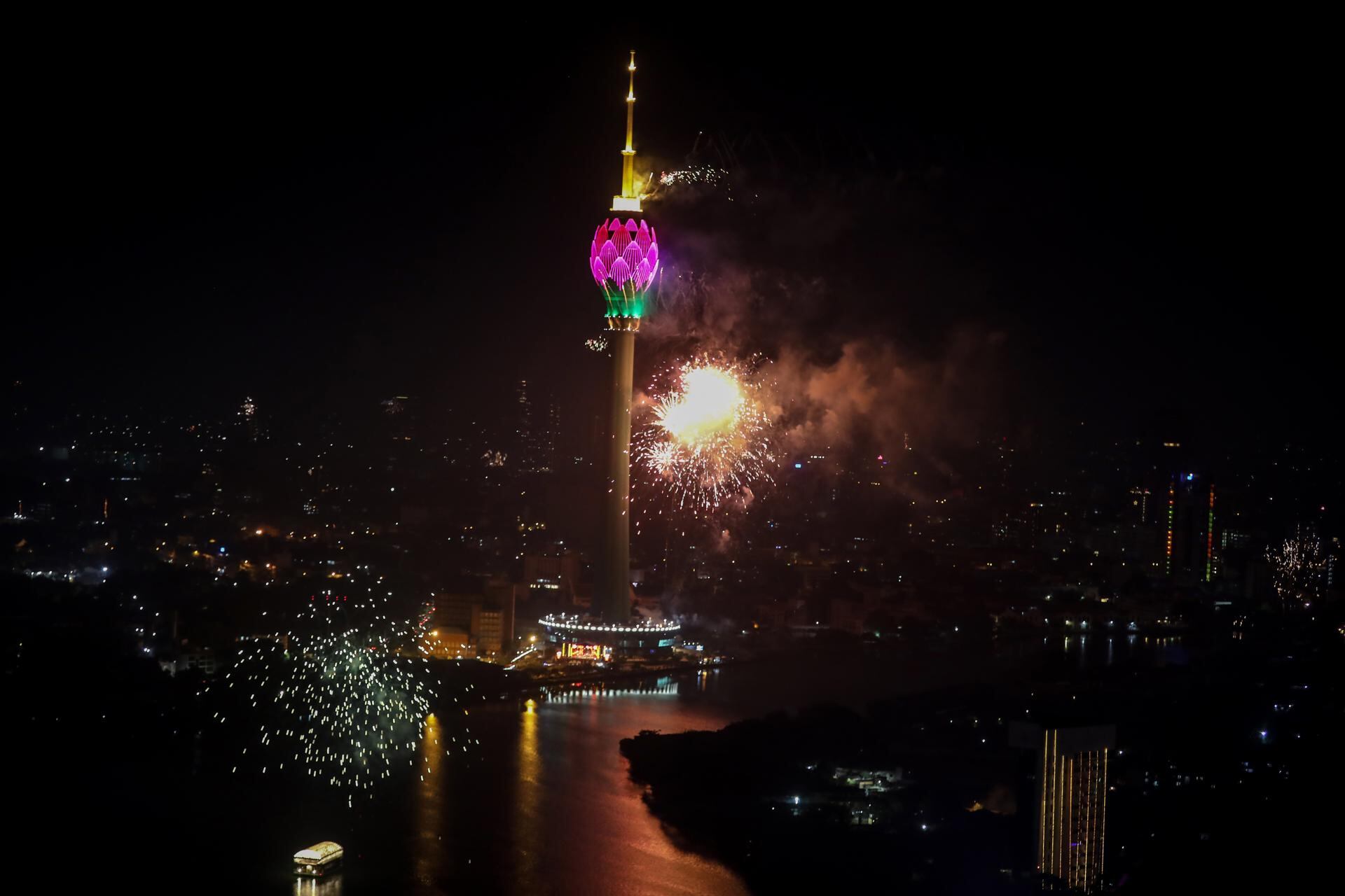 Fuegos artificiales y efectos de luz iluminan el cielo nocturno durante las celebraciones de año nuevo de 2023 en la capital Colombo, Sri Lanka, el 1 de enero de 2023. Foto: EFE/EPA/CHAMILA KARUNARATHNE