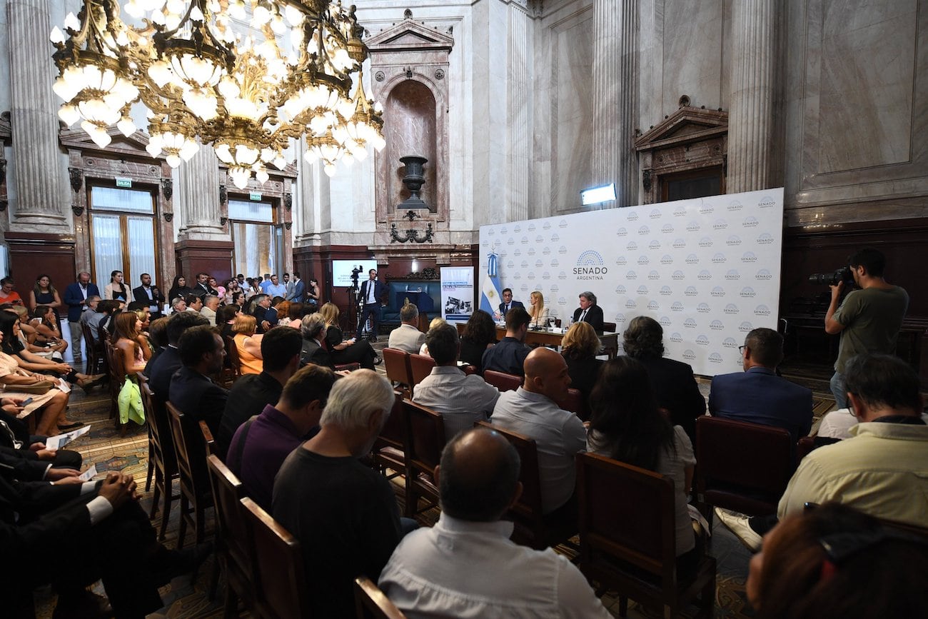 Presentación del proyecto de ley de Código de Protección a Consumidores y Usuarios de José Luis Ramón y Anabel Fernández Sagasti junto al secretario de Comercio, Matías Tombolini. Foto: Prensa Fernández Sagasti