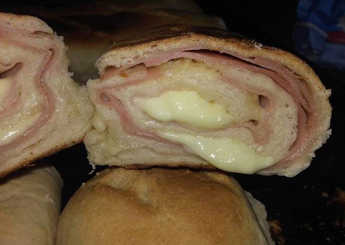 La fácil receta del pan relleno de jamón y queso.