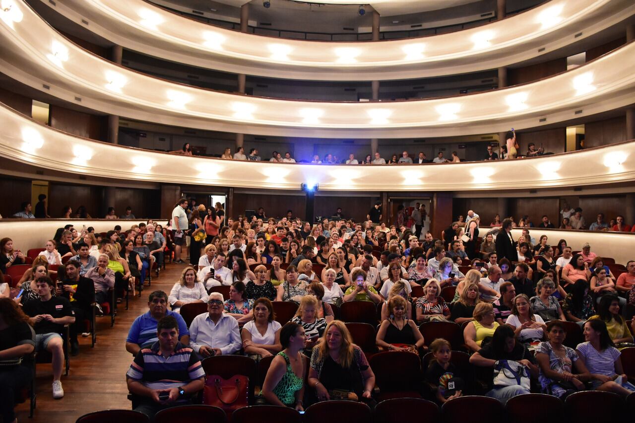 Avant premiere de “Papá al rescate". El público pudo ver de manera gratuita la película en el Independencia. foto: Mariana Villa / Los Andes 