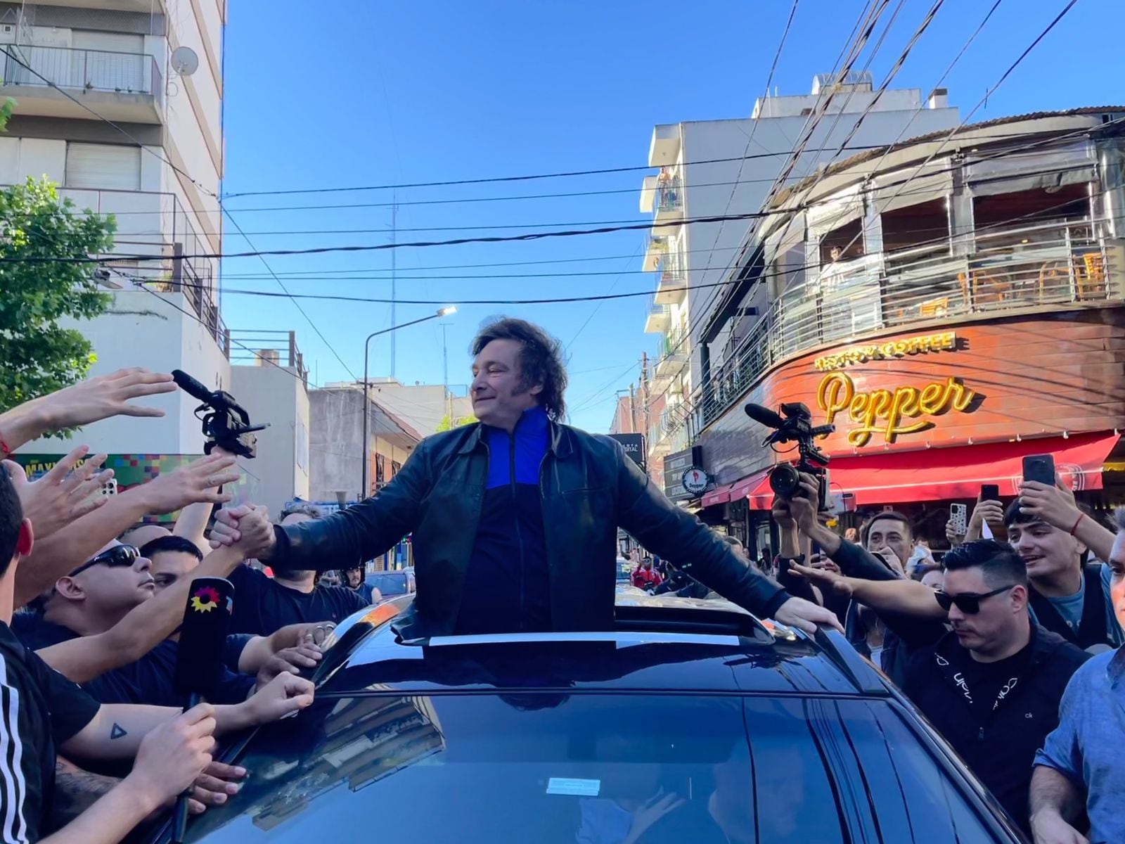 El candidato Javier Milei realizó una caravana por Ramos Mejía, provincia de Buenos Aires (Foto: Prensa LLA)