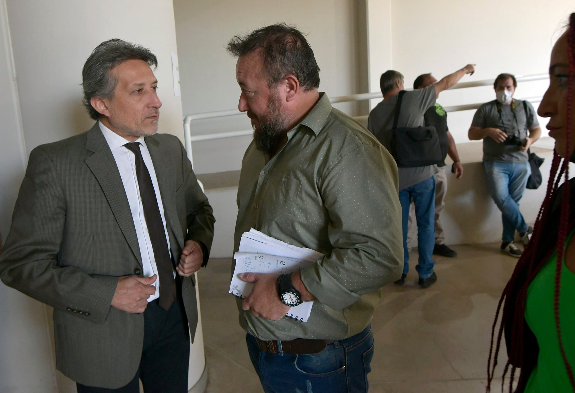 El subsecretario de Trabajo, Carlos Segura, dialoga con el dirigente gremial Roberto Macho.
Foto: Orlando Pelichotti / Los Andes  