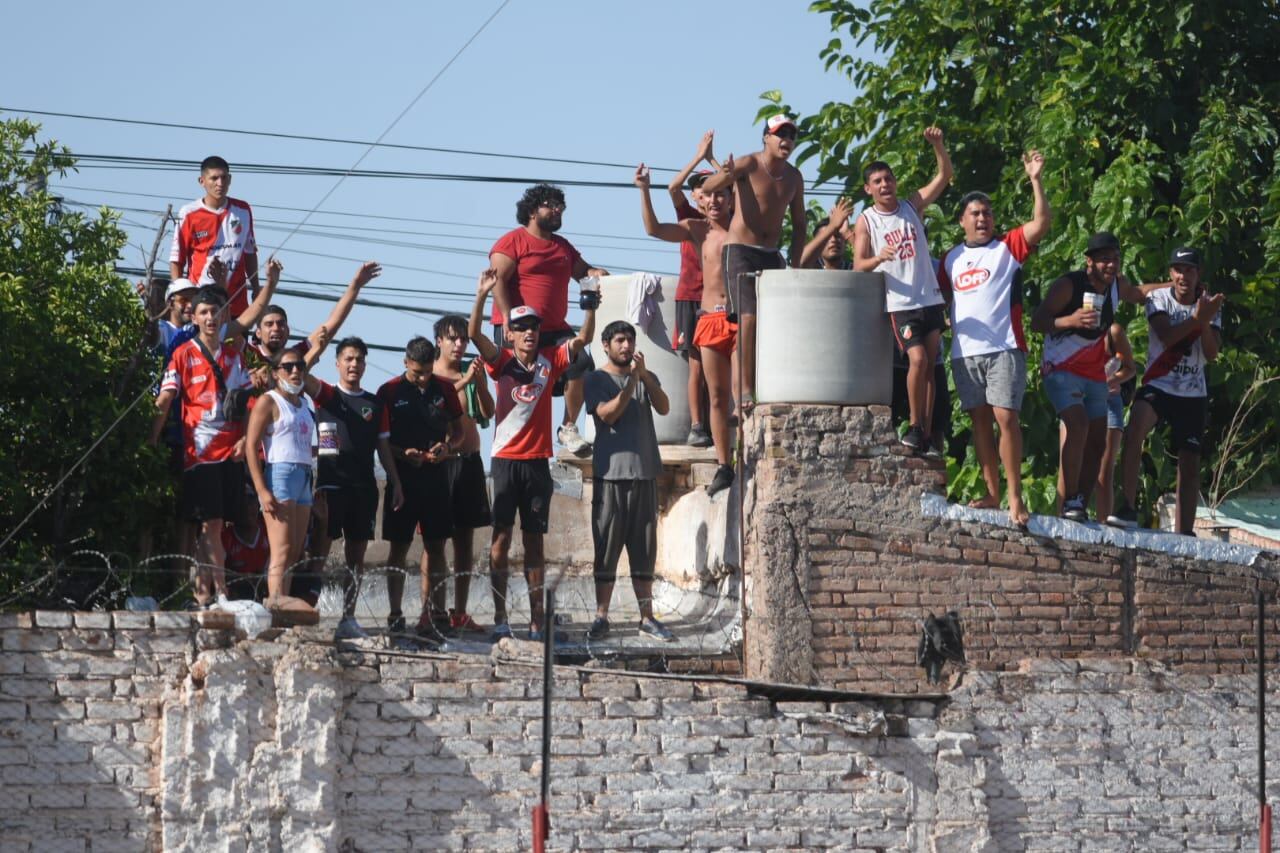 Hinchas del Cruzado alientan al equipo desde el tanque de agua de una casa vecina. La pasión no tiene límites. / José Gutiérrez (Los Andes).