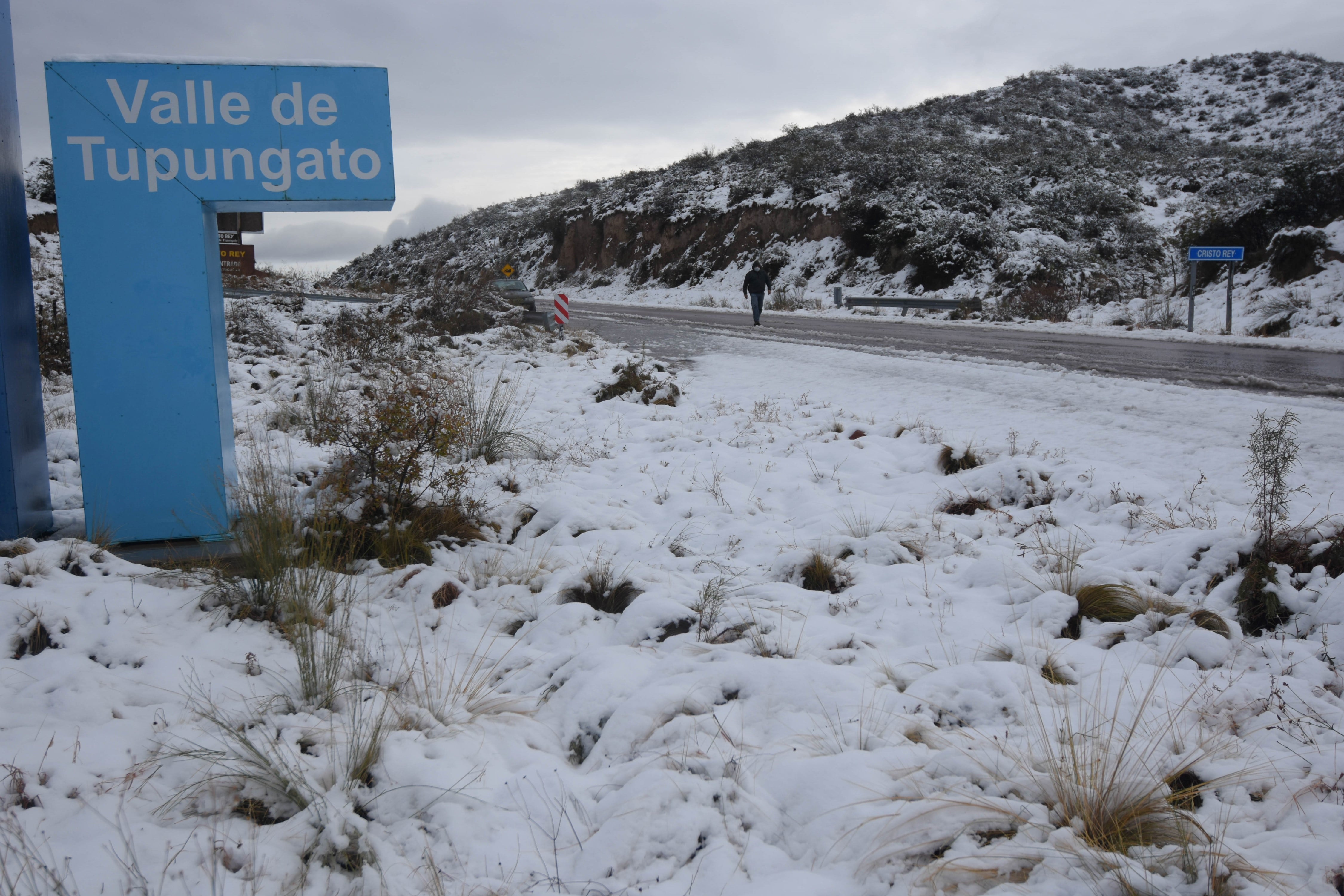 Por el frente frio que se registra en la provincia de Mendoza, en la zona de los cerrillos en el departamento de Tupungato, se acumuló una importante cantidad de nieve