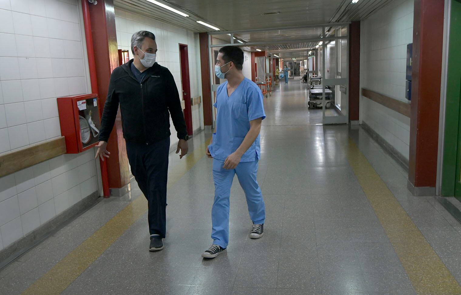 Servicio de Internación Pediatrica, el doctor Gonzalo Aveiro se retira de la guardia (de ambo azul) , mientras su jefe Adolfo Aguirre va entrando. Foto: Orlando Pelichotti