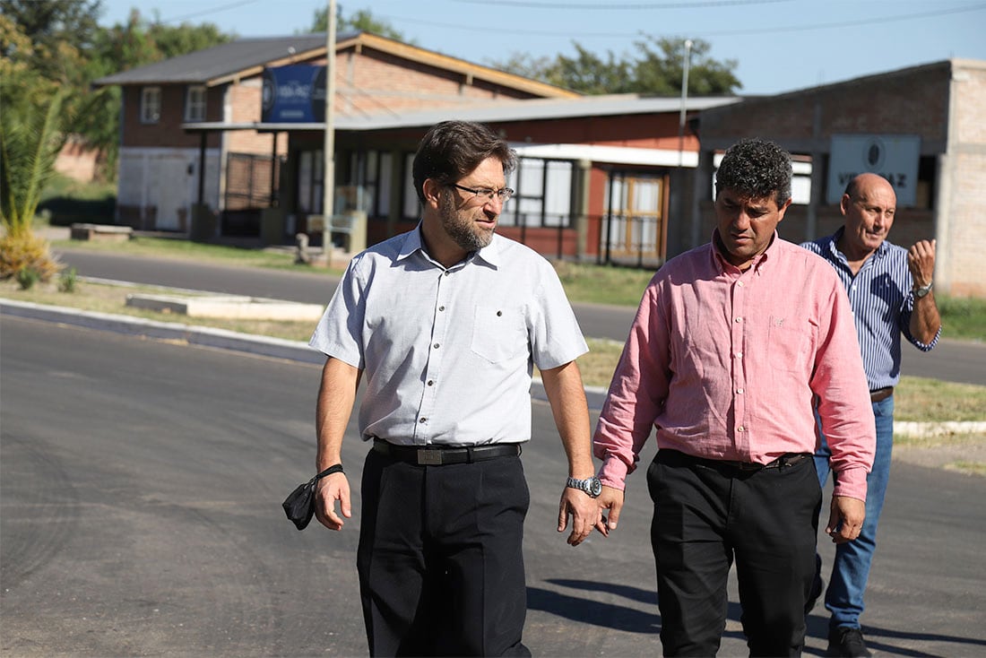 Paulo Campi (izquierda), intendente interino en San Rafael, en una recorrida de obras.