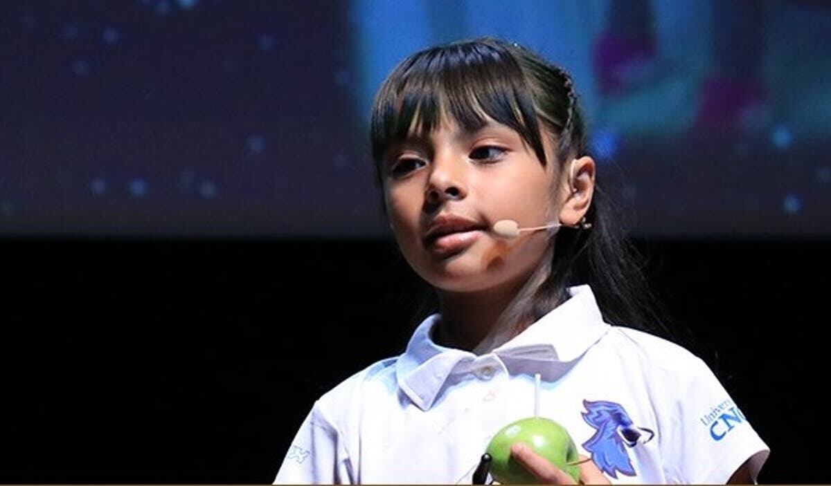 Una nena mexicana de 9 años creó una pulsera que reacciona a las emociones de las personas.