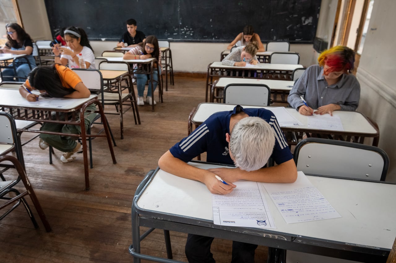 Como todos los años en el Colegio Algustin Alvarez se realizo el examen para beca Dr. Adolfo Calle que esta destinada a alumnos que hayan tenido el mejor promedio de 7° grado de su curso, La consigna de este Año fue, "El eco se multiplicó en el aire". En la imagen, se la ve a Lina en plena escritura.

Foto: Ignacio Blanco / Los Andes 