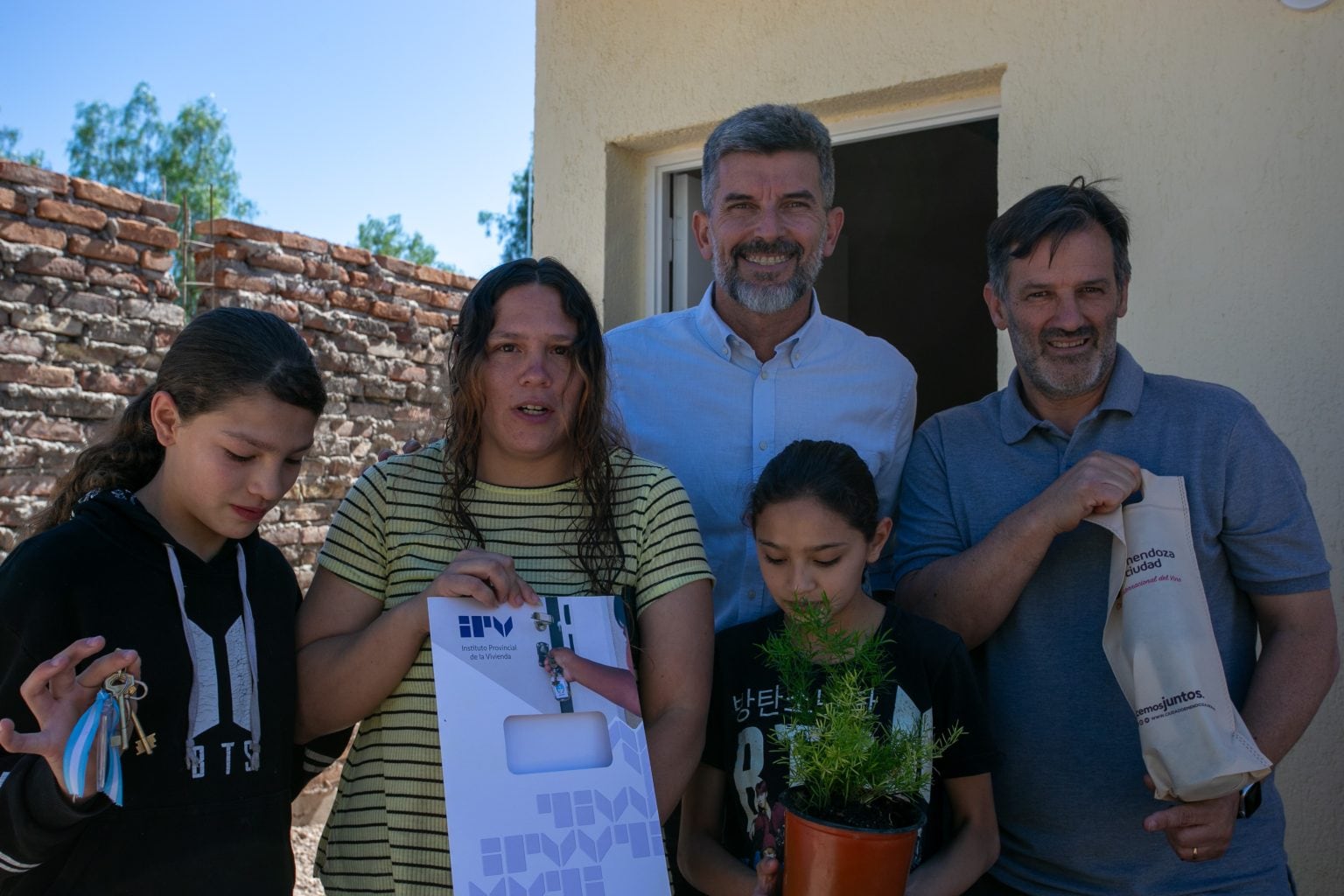 El intendente Ulpiano Suarez, junto a autoridades del Instituto Provincial de la Vivienda, entregó viviendas reconstruidas en el barrio El Libertador