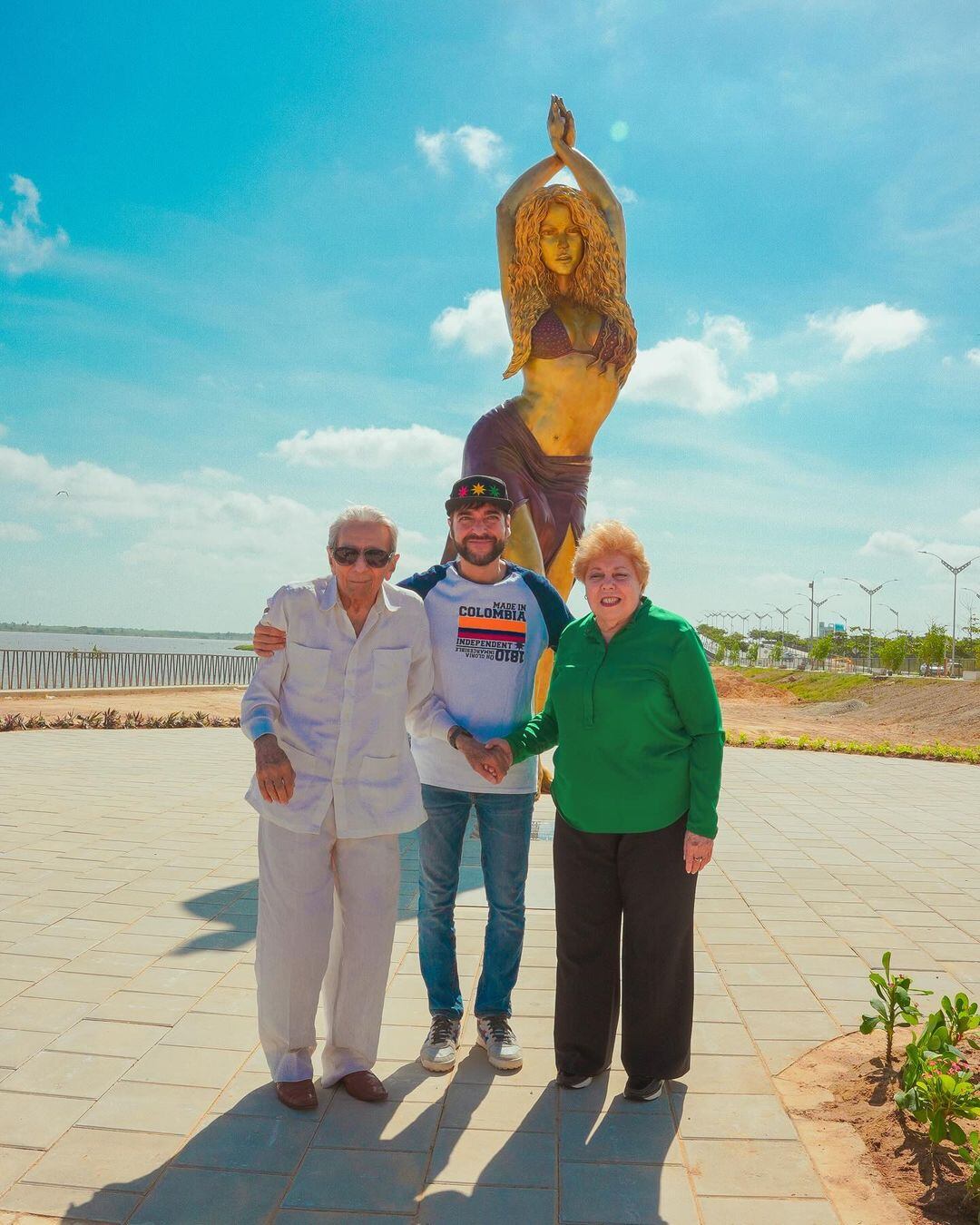 Inauguraron una estatua gigante de Shakira.