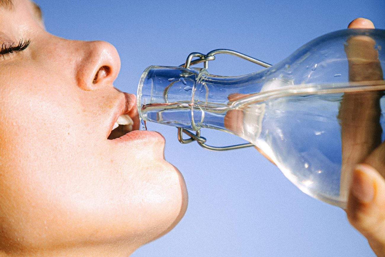 Rellenar botellas de plástico descartable para beber agua es peligroso.