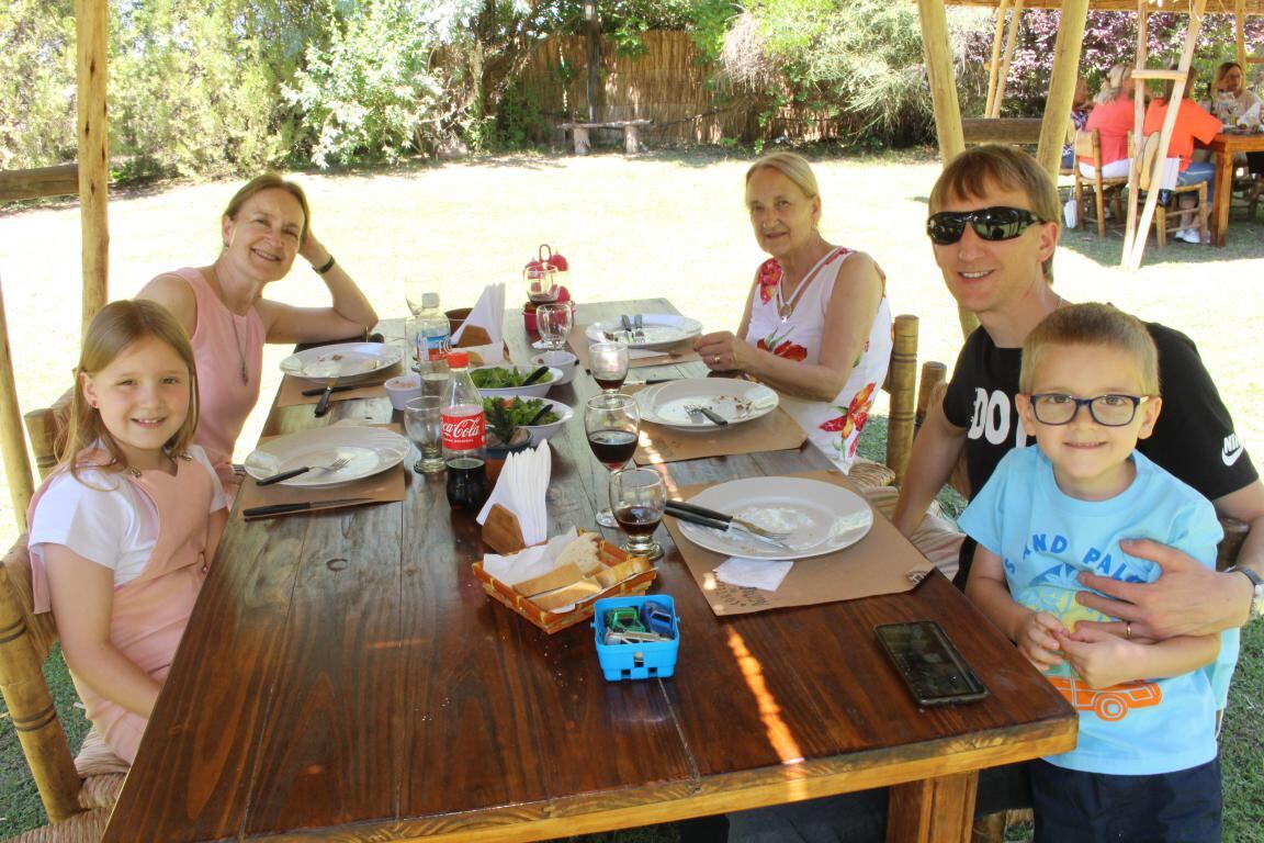 Antonia, Felicitas, Bautista, Damián y Mariana.