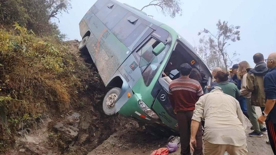 Un micro, con rumbo a Machu Pichu, se salió de la vía y volcó sobre un terraplén a varios metros de la carretera, dejando al menos 20 heridos. Captura: X / @elsalvador