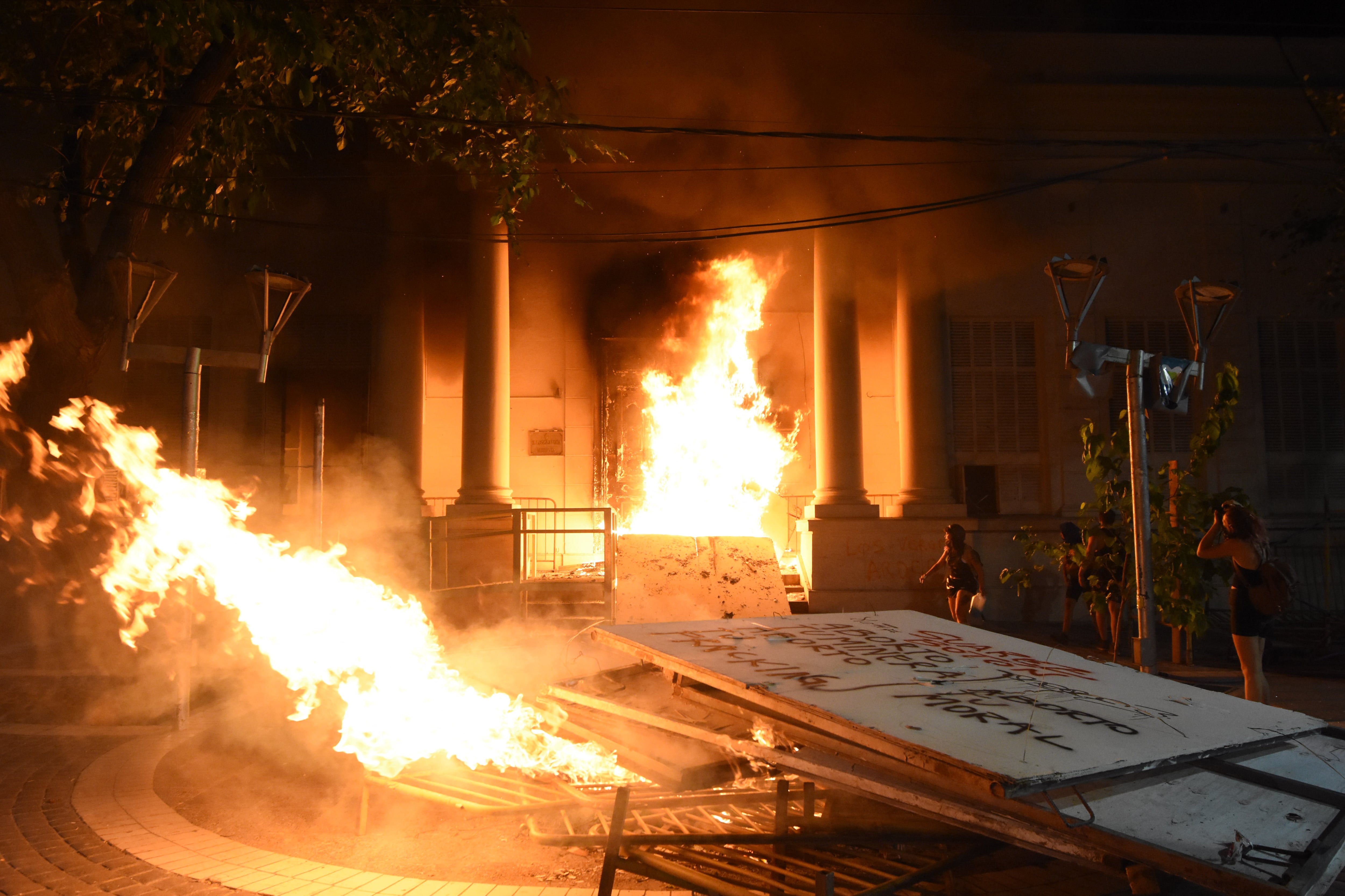 Fuego en la Legislatura luego de una de las movilizaciones.