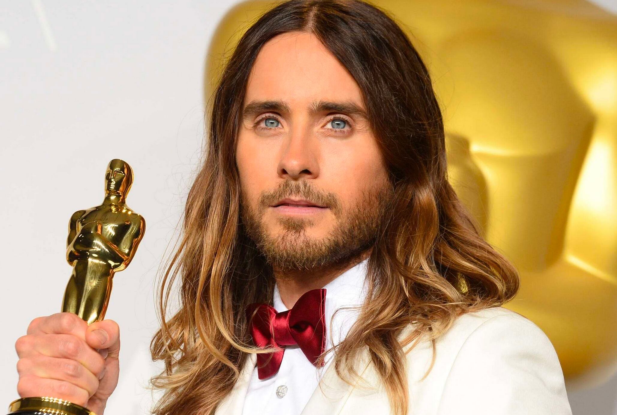 El actor Jared Leto con el Oscar que ganó por la película "Dallas Buyers Club".