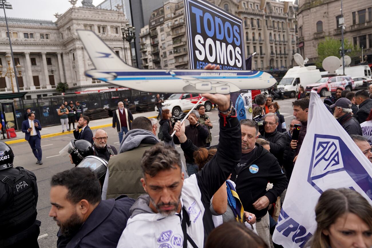 Marcha de Aeronavegantes al Congreso en contra de la privatización de Aerolíneas Argentinas. (Gentileza Guillermo Rodríguez Adami / Clarín)