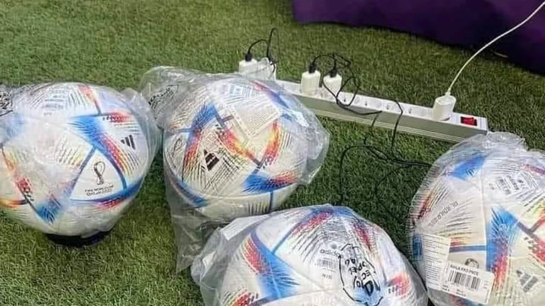 El balón que se usa para los partidos del Mundial Qatar 2022 está equipada con tecnología que requiere ser enchufado.