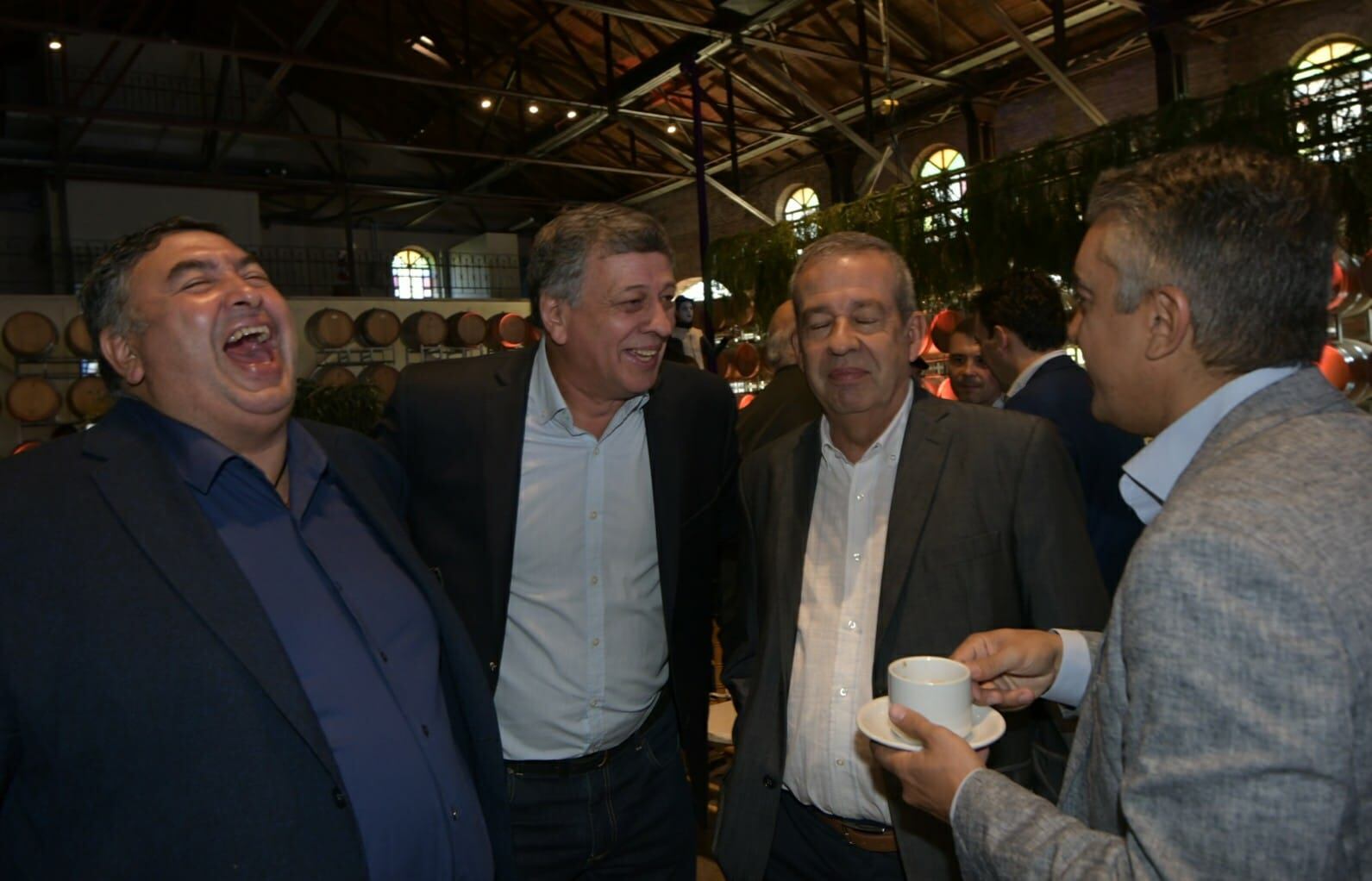 Intendentes y políticos mendocinos se reúnen en el desayuno real con las candidatas vendímiales. Foto: Orlando Pelichotti / Los Andes