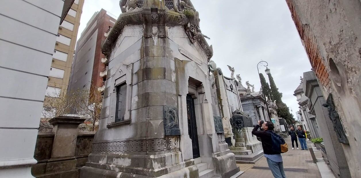 En el cementerio de Recoleta se venden cinco bóvedas y tres de ellas cuestan como un departamento.. Foto: Clarín