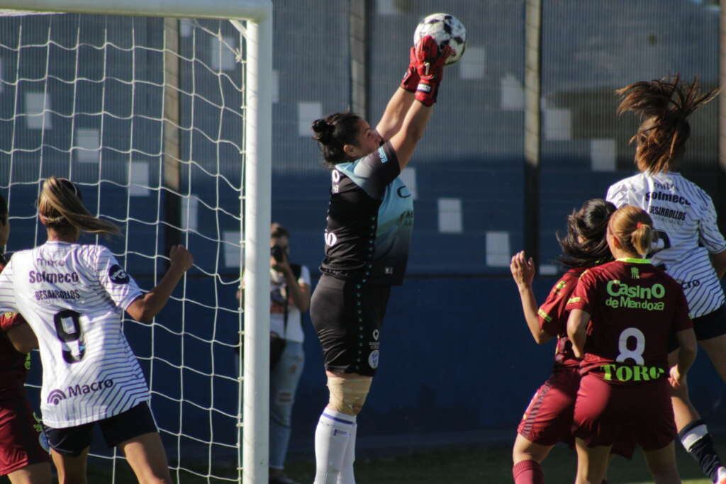 Las Tombinas volvieron a la cima, tras cumplir con sus fechas postergadas. Este domingo, juega una final anunciada contra Las Pumas en cancha de Guaymallén. /Prensa Godoy Cruz