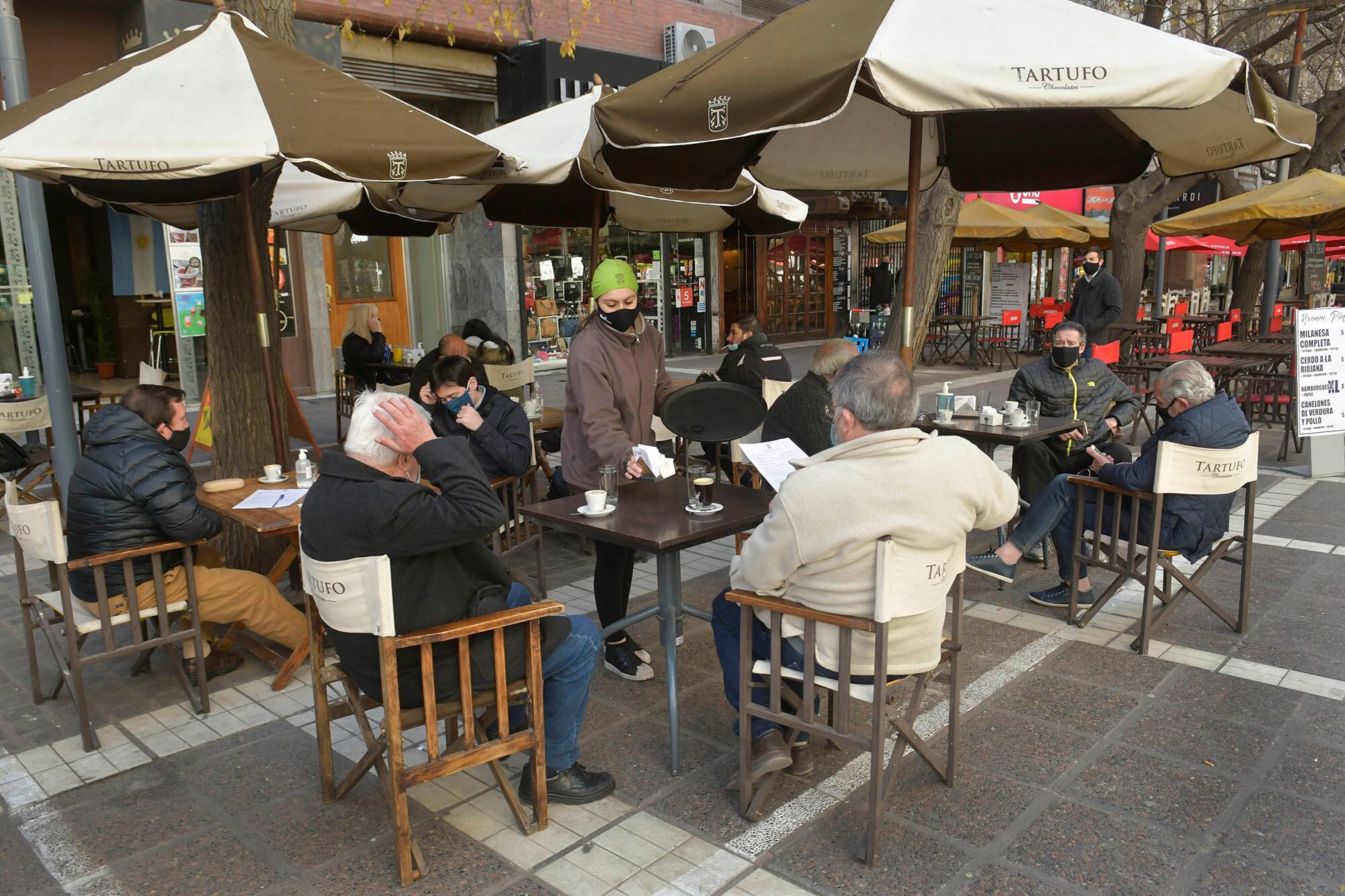 Los restoranes, bares y cafés solo pueden atender a los comensales en las veredas. Foto: Orlando Pelichotti.


