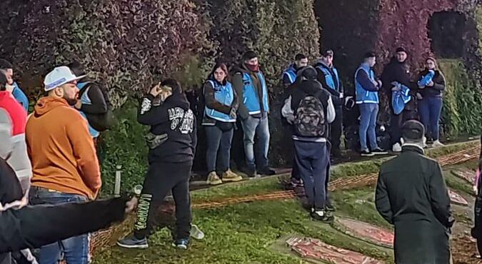 Un hombre de 29 años murió en la previa al partido, mientras saltaba arriba de la "A" junto al Obelisco.