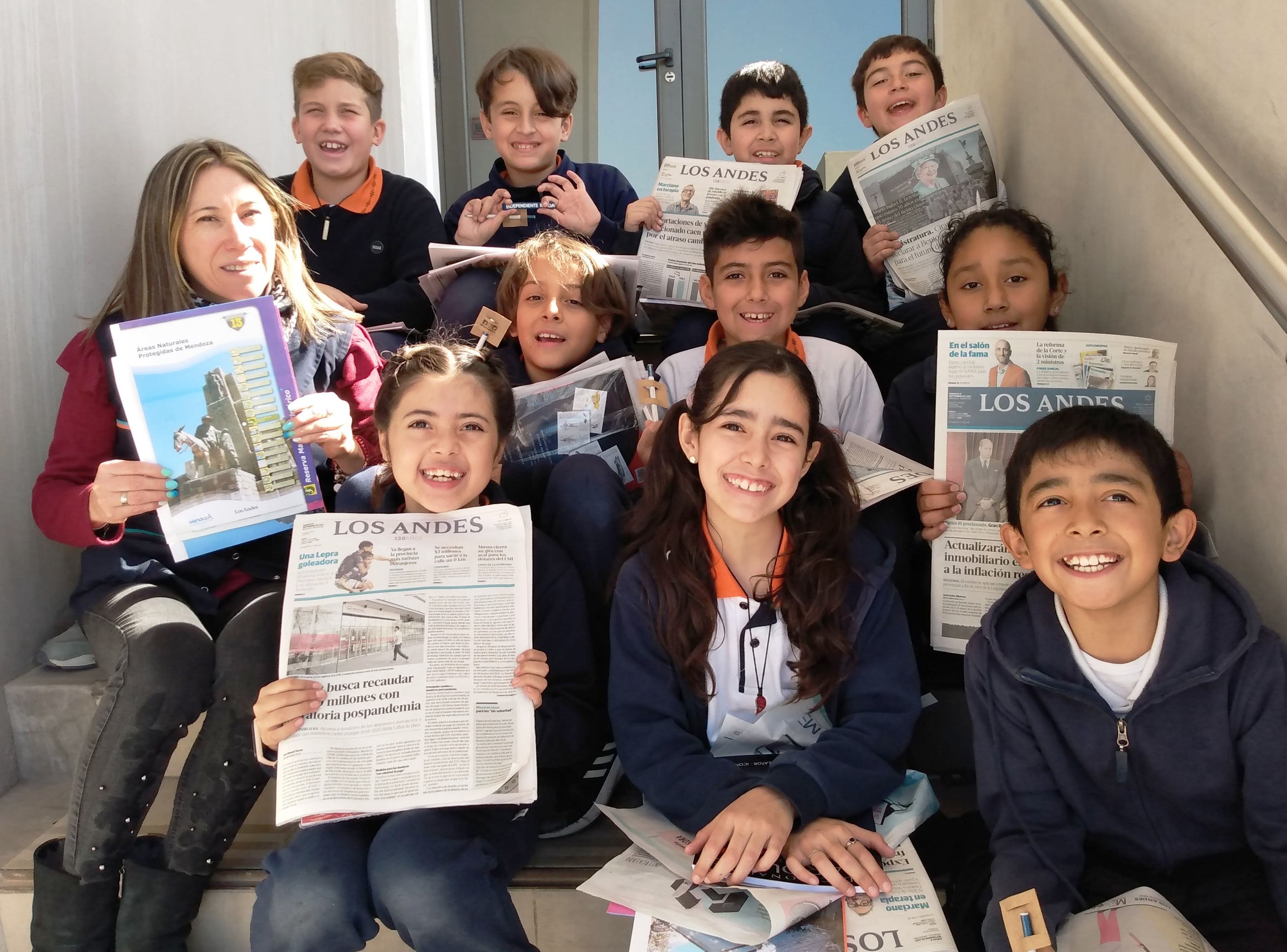 Feli, Lauti, Valen, Lía, Delfi, Mile, Bauti, Thiago, Agus y Valen, acompañados por Claudia Pérez.

