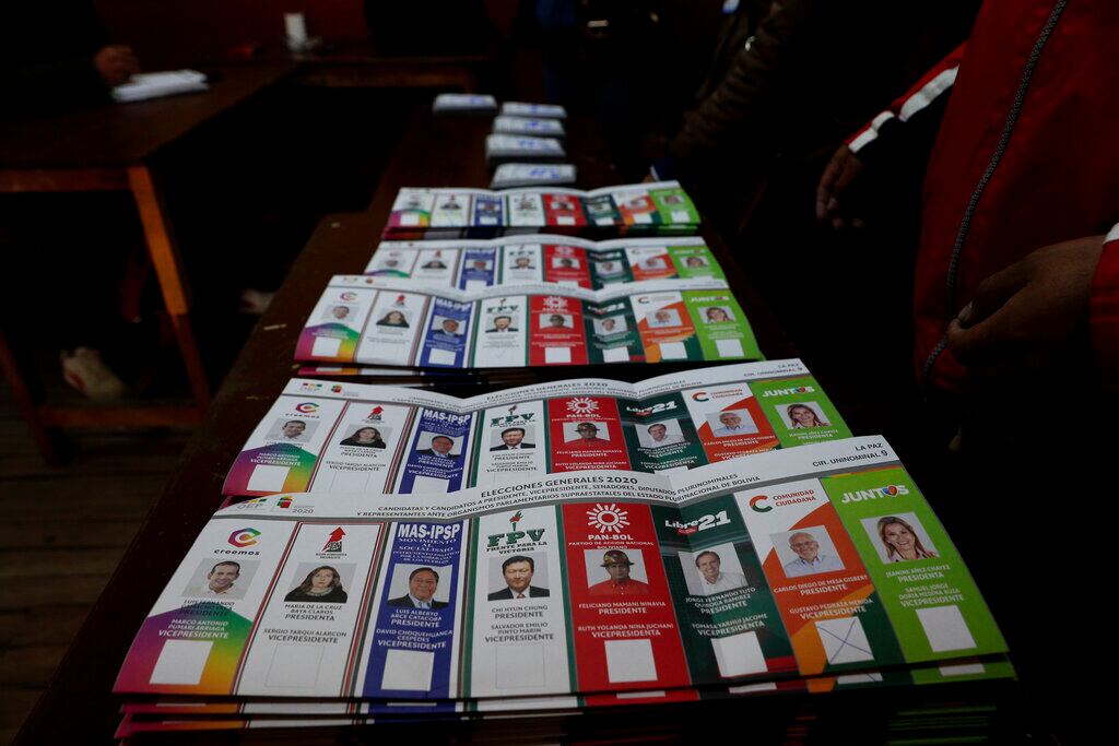 Papeletas desplegadas durante el conteo de votos tras el cierre de casillas en las elecciones generales en La Paz.