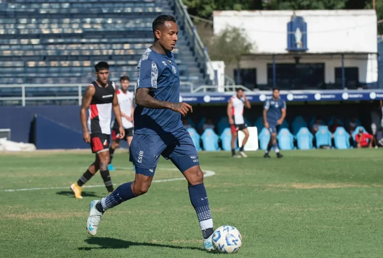 Después de su novela con Racing, Villa participó del amistoso y todo indica que se quedará en el Azul /Foto: CSIR