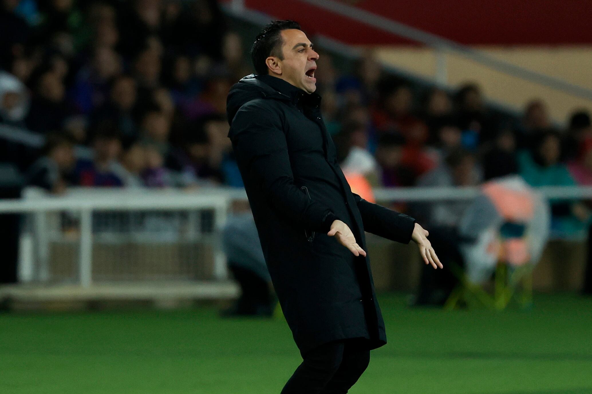 El técnico del Barcelona Xavi Hernández reacciona durante el partido contra el Valencia en la Liga española, el lunes 29 de abril de 2024. (AP Foto/Joan Monfort)