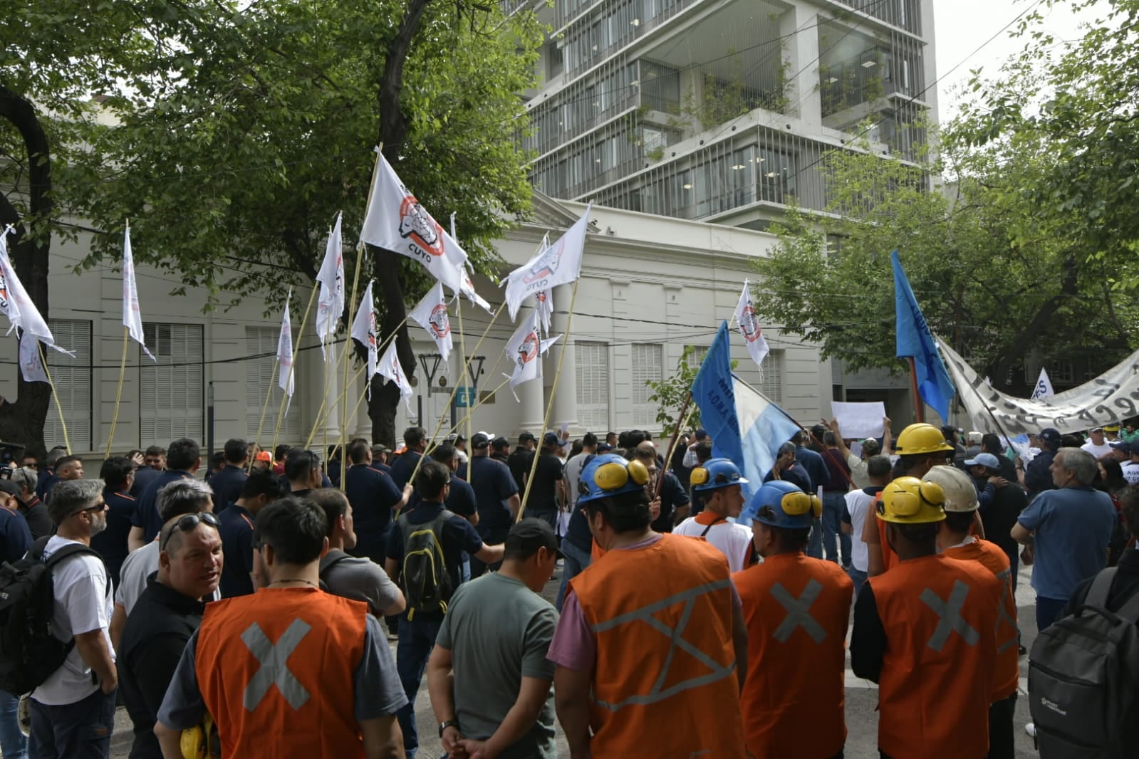 Sectores promineros protestan en la Legislatura para pedir que se vuelva a abrir el debate