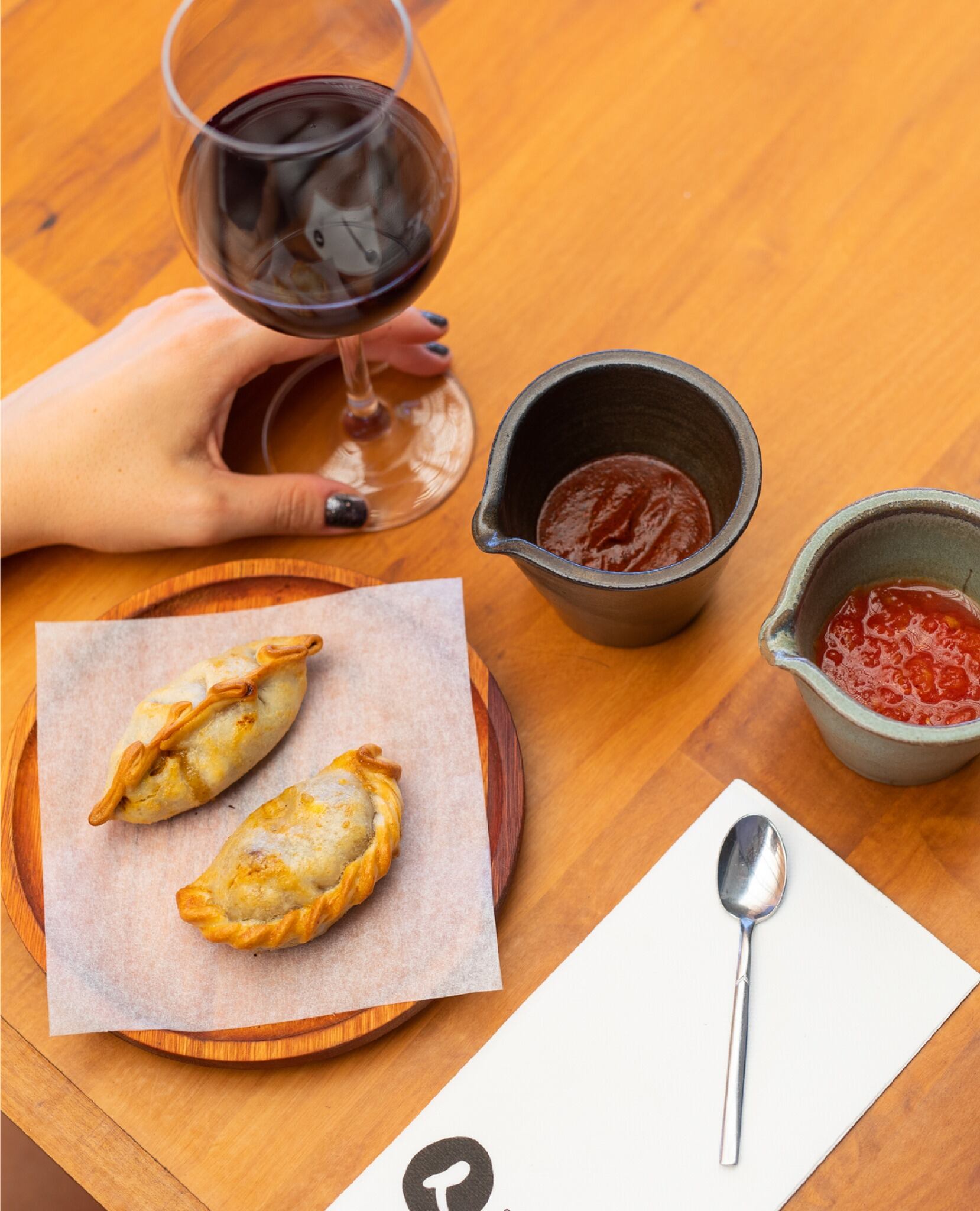 Mientras cocinas el locro, podes comer de entrada unas buenas empanadas criollas con salsa picante. 