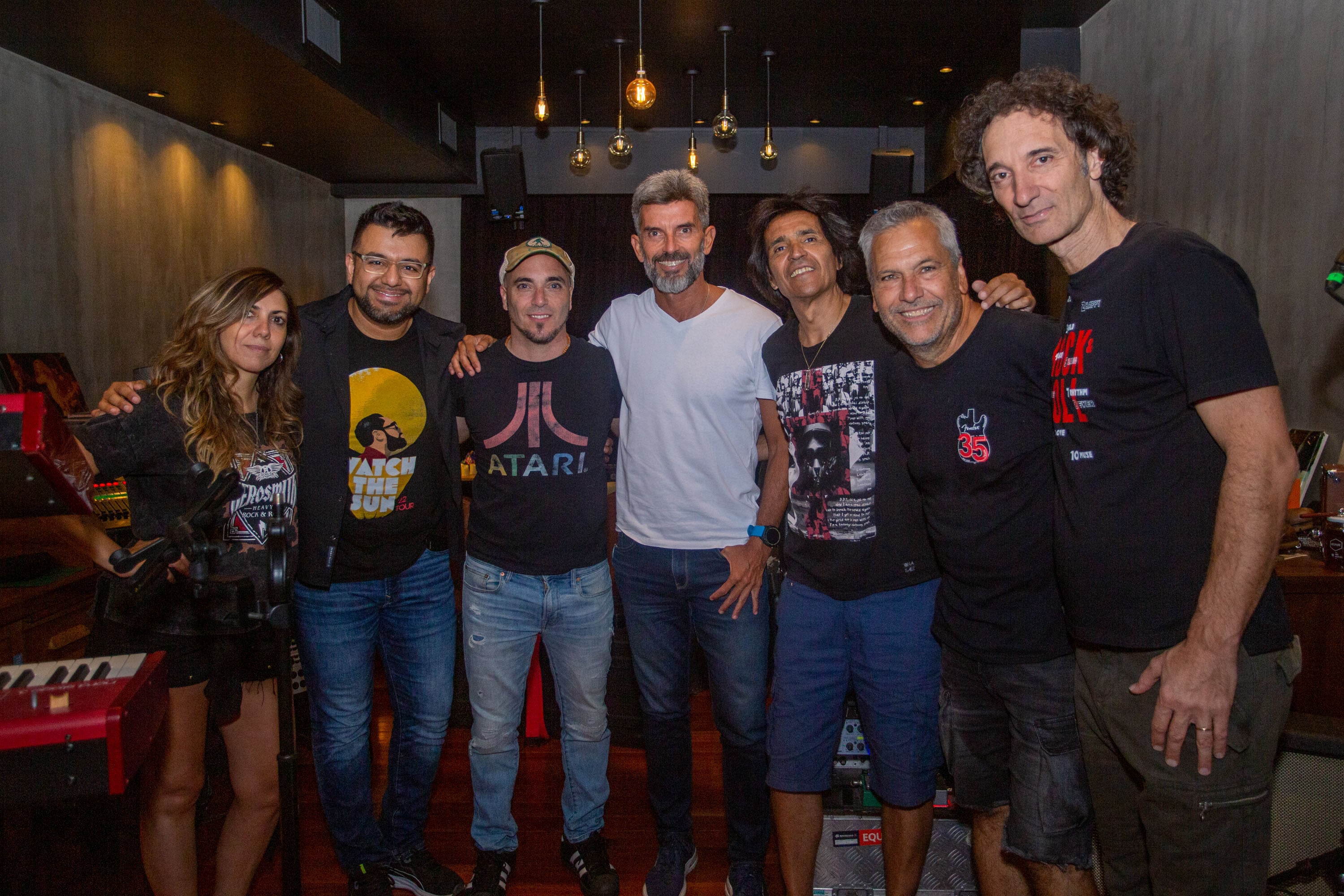 La actual formación de la banda, junto al intendente de Ciudad de Mendoza.