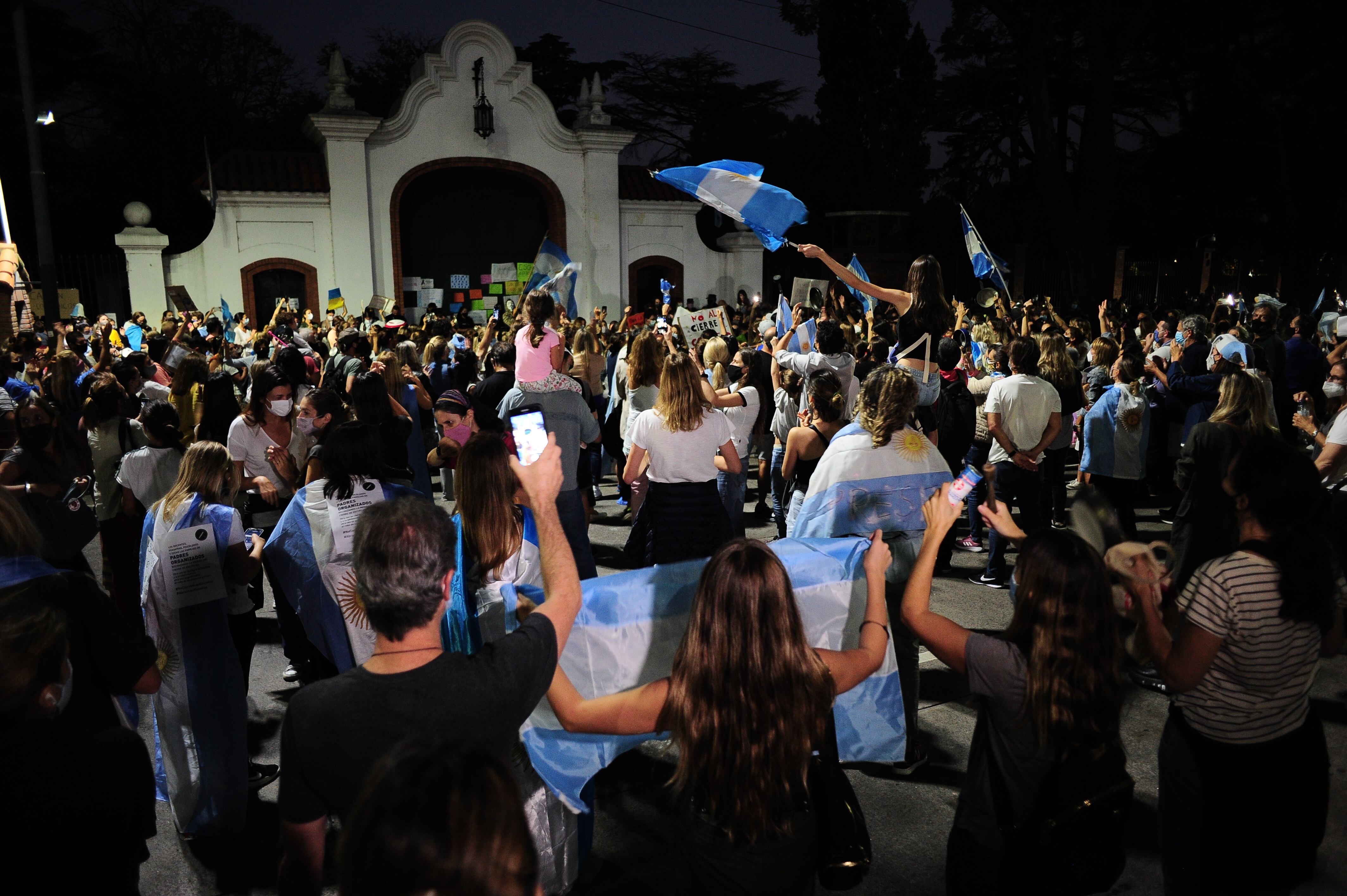 15 04 21
Cacerolazo frente a la quinta presidencial de Olivos, despues del anunciode ayer de Alberto Fernandez.
Foto Clarin