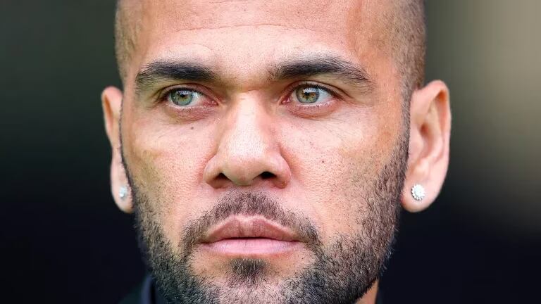 Dani Alves brindó varias versiones sobre el mismo hecho.