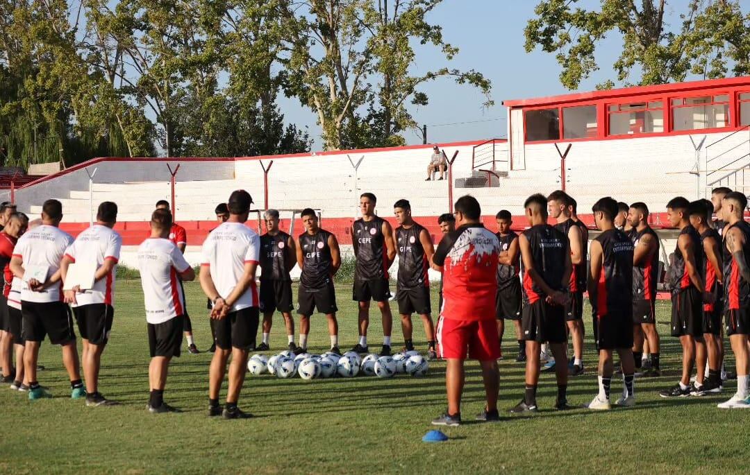 Con un plantel renovado, el Cachorro Abaurre dirigió el primer entrenamiento de Huracán Las Heras.