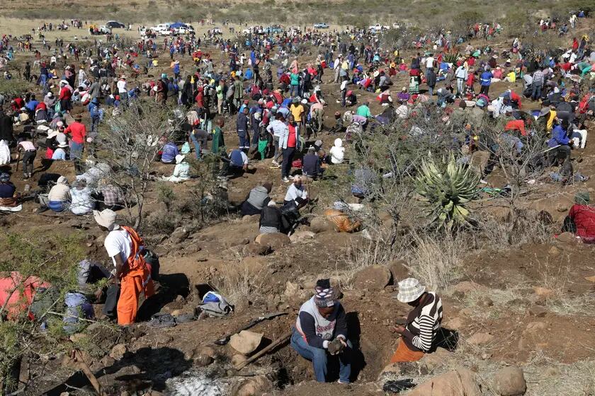 Durante el fin de semana llegaron miles de cazafortunas a Kwa Hlathi para encontrar diamantes en busca de buenas pagas.