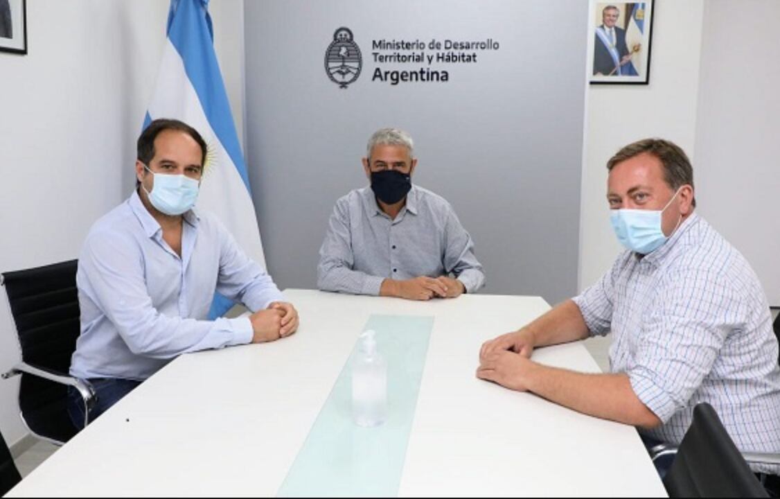 El intendente Martín Aveiro junto al ministro de Desarrollo Territorial y Hábitat de la Nación, Jorge Ferraresi y el Secretario de Hábitat Santiago Maggiotti luego de acordar la construcción de viviendas.