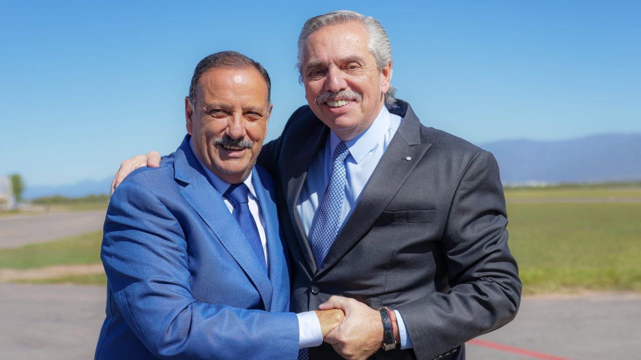 Ricardo Quintela junto a Alberto Fernández, tras su victoria electoral.