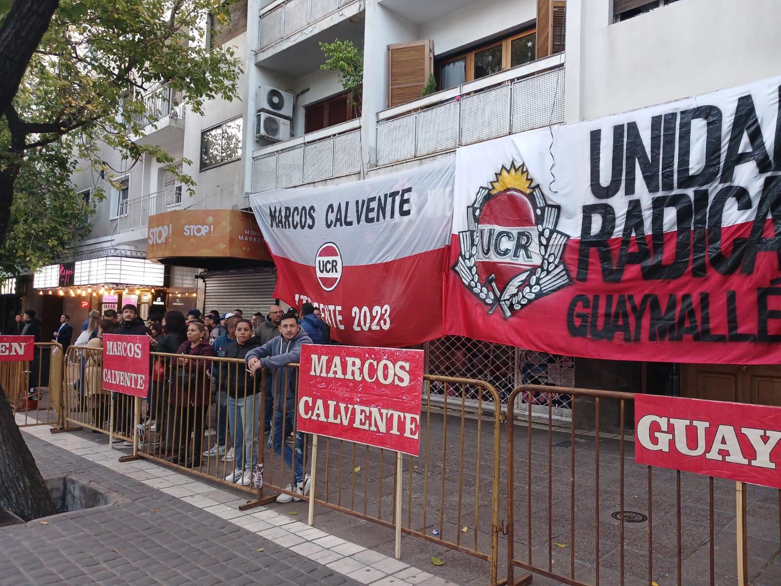 La hinchada de Marcos Calvente, intendente radical de Guaymallén, ya se instaló frente a la Legislatura.