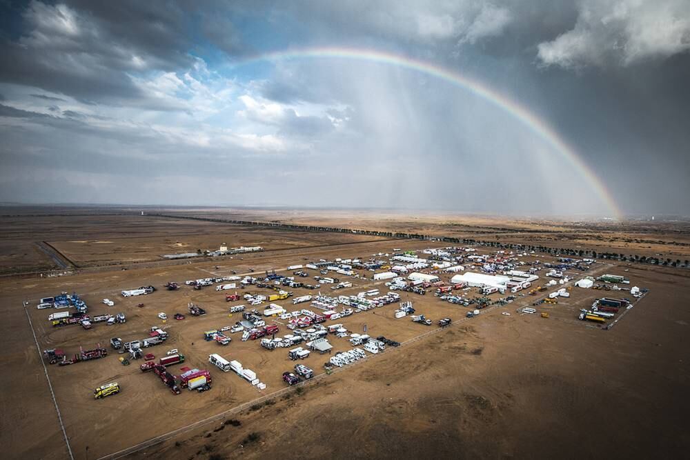 Un arco iris se observa de fondo en el vivac del rally.