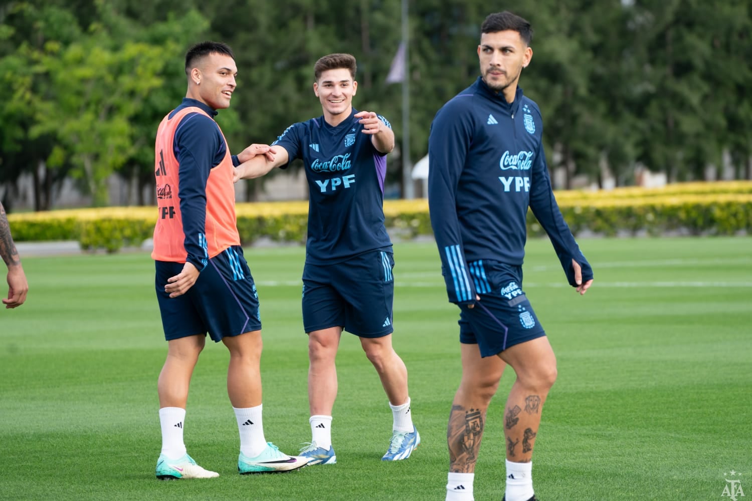 La selección se prepara para visitar a Brasil, el martes en el Maracaná, por la sexta fecha de las eliminatorias. (@Argentina)