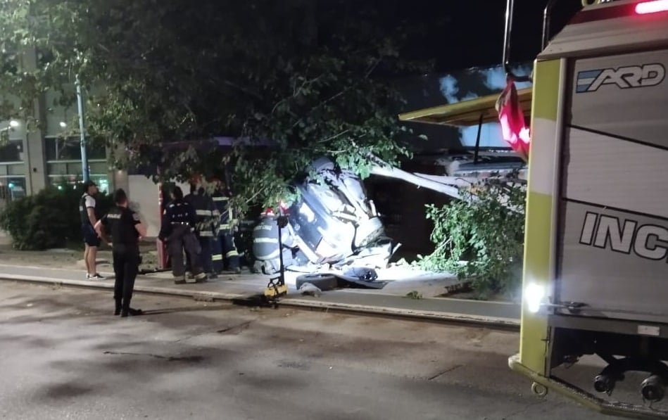 Así quedó el auto en el que iban cuatro jóvenes que chocaron frente a Palmares. Gentileza Ministerio de Seguridad.