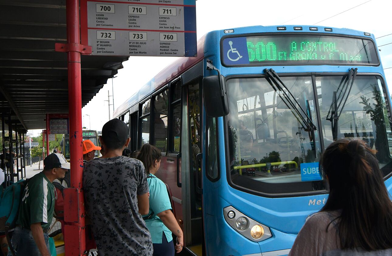 El pasaje del transporte público de pasajeros, de corta distancia aumentó desde hoy 15 de enero y tiene el valor de $70 la tarifa plana. La suba es de $10 con respecto al valor anterior ($60) y ya había sido anticipado por el Poder Ejecutivo el año pasado

Foto:Orlando Pelichotti